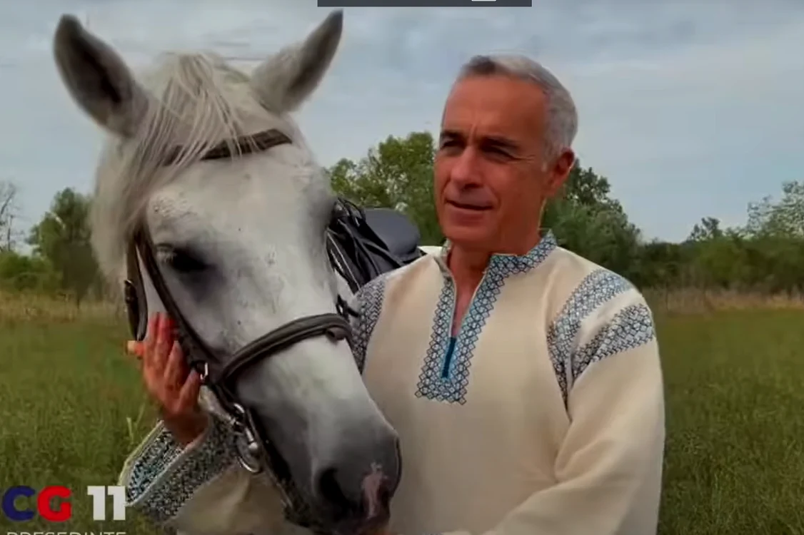 Parodia se numește „Adu caii, Simioane!”. FOTO: Captura video