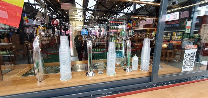 Băuturile cu care se va sărbători victoria sunt pregătite. FOTO: Adrian Popescu