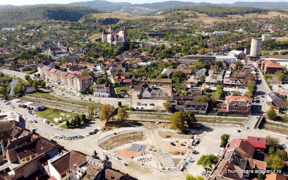 Centrul istoric din Hunedoara, lăsat fără copaci deocamdată, se transformă într-o zonă turistică VIDEO