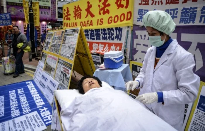 Membri Falun Gong într-un protest faţă de recoltarea de organe FOTO AFP