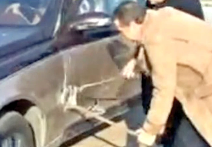În 2006, Becali şi-a reparat maşina de lux cu o rangă