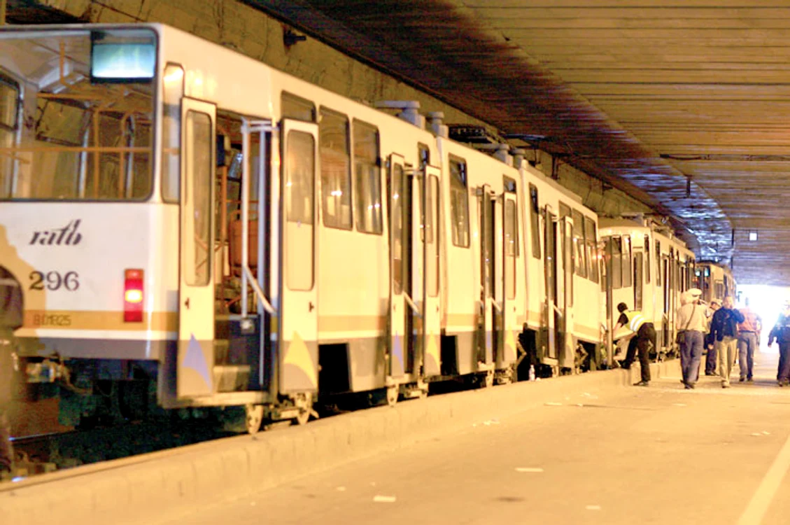 Trei tramvaie s-au ciocnit la Lujerului  din cauza vitezei neadaptate de  vatmani la intrarea în pasaj