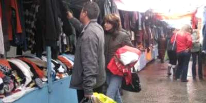 Târgu-Jiu: Gorjenii nu mai au bani nici de haine şi încălţăminte second-hand