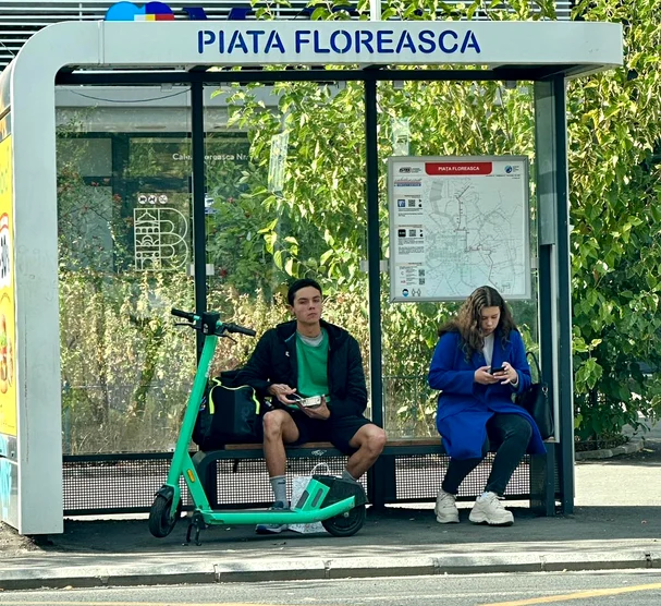 David, în stația de autobuz de la Piața Floreasca. Foto Facebook Claudiu Pândaru 
