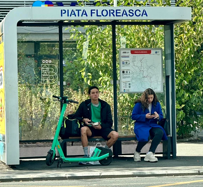 David, în stația de autobuz de la Piața Floreasca. Foto Facebook Claudiu Pândaru