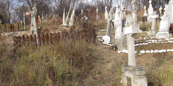 La inundațiile din 2005, zeci de cruci au căzut sau au ajuns în dreptul altor morminte din cauza alunecărilor de teren (foto: Lili Maxim)