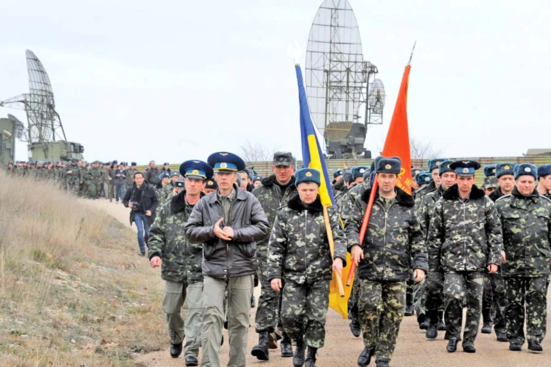 Militarii de pe vasul  ucrainean Ternopil  “blindează”  ambarcaţiunea cu  saltele de dormit (Fotografii: AFP/ Photoland / Caters / BBC)