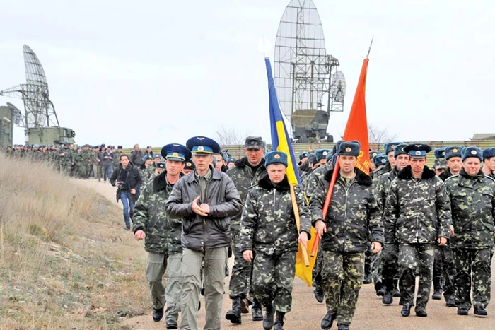 Militarii de pe vasul ucrainean Ternopil “blindează” ambarcaţiunea cu saltele de dormit (Fotografii: AFP/ Photoland / Caters / BBC)