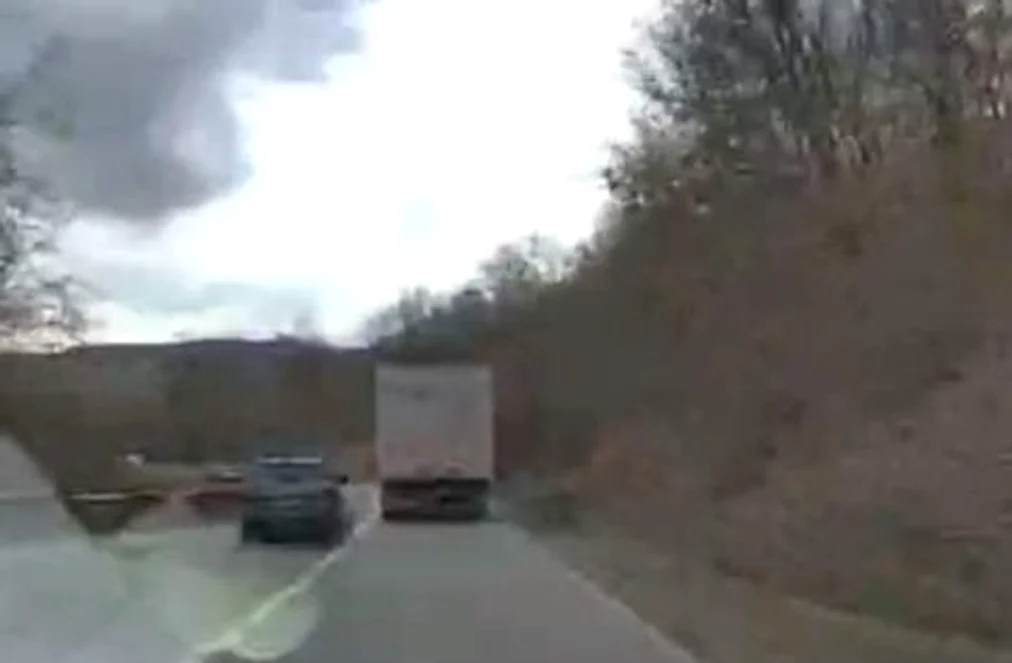 Depășirea esre realizată pe linie continuă, în curbă FOTO captură video