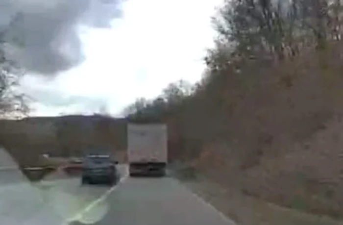 Depășirea esre realizată pe linie continuă, în curbă FOTO captură video