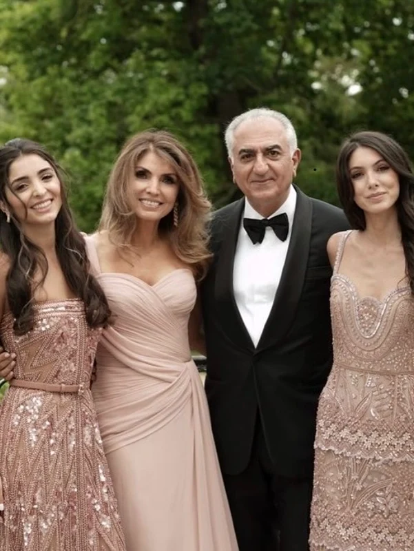 Farah Pahlavi și Prințesa Noor Pahlavi, cu mama lor, Yasmine Pahlavi, și tatăl lor, Prințul Reza Pahlavi. FOTO: Instagram
