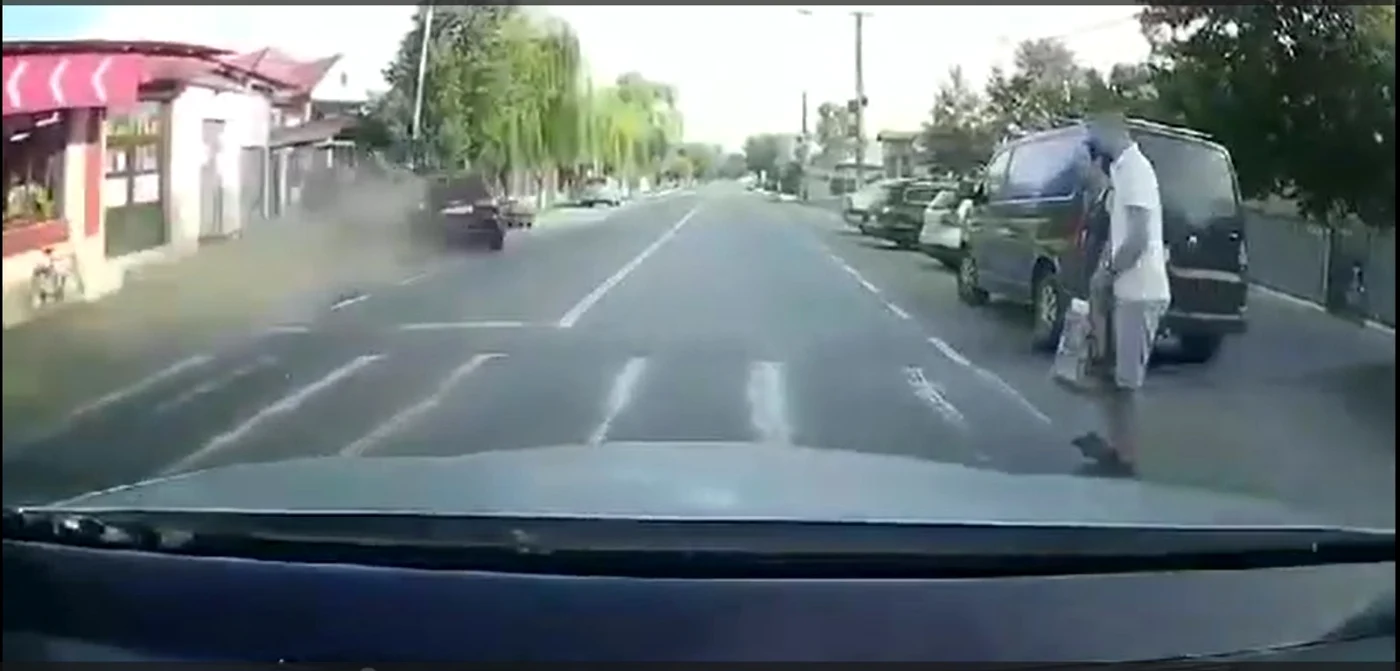 Doi pietoni evită în ultimul moment să fie loviți de o mașină FOTO: CAPTURA VIDEO