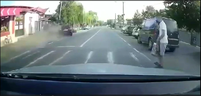 Doi pietoni evită în ultimul moment să fie loviți de o mașină SURSA Captură video