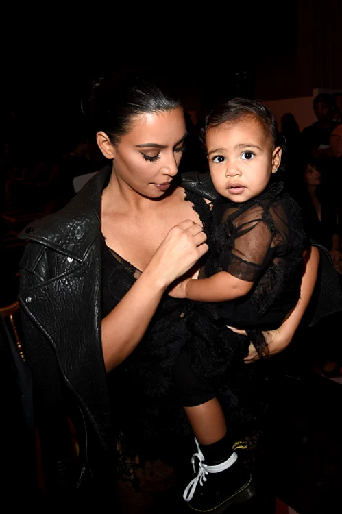 Kim Kardashian este foarte mândră de ”performanțele” fiicei sale, de nici doi anișori.foto: Getty Images