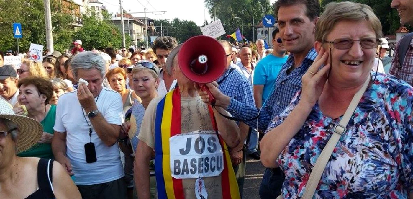 Protestatarii scandează lozinci împotriva lui Traian Băsescu FOTO Răzvan Băltăreţu