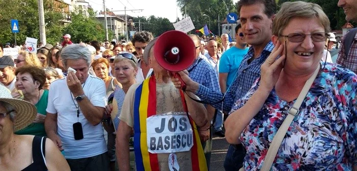 Protestatarii scandează lozinci împotriva lui Traian Băsescu FOTO Răzvan Băltăreţu