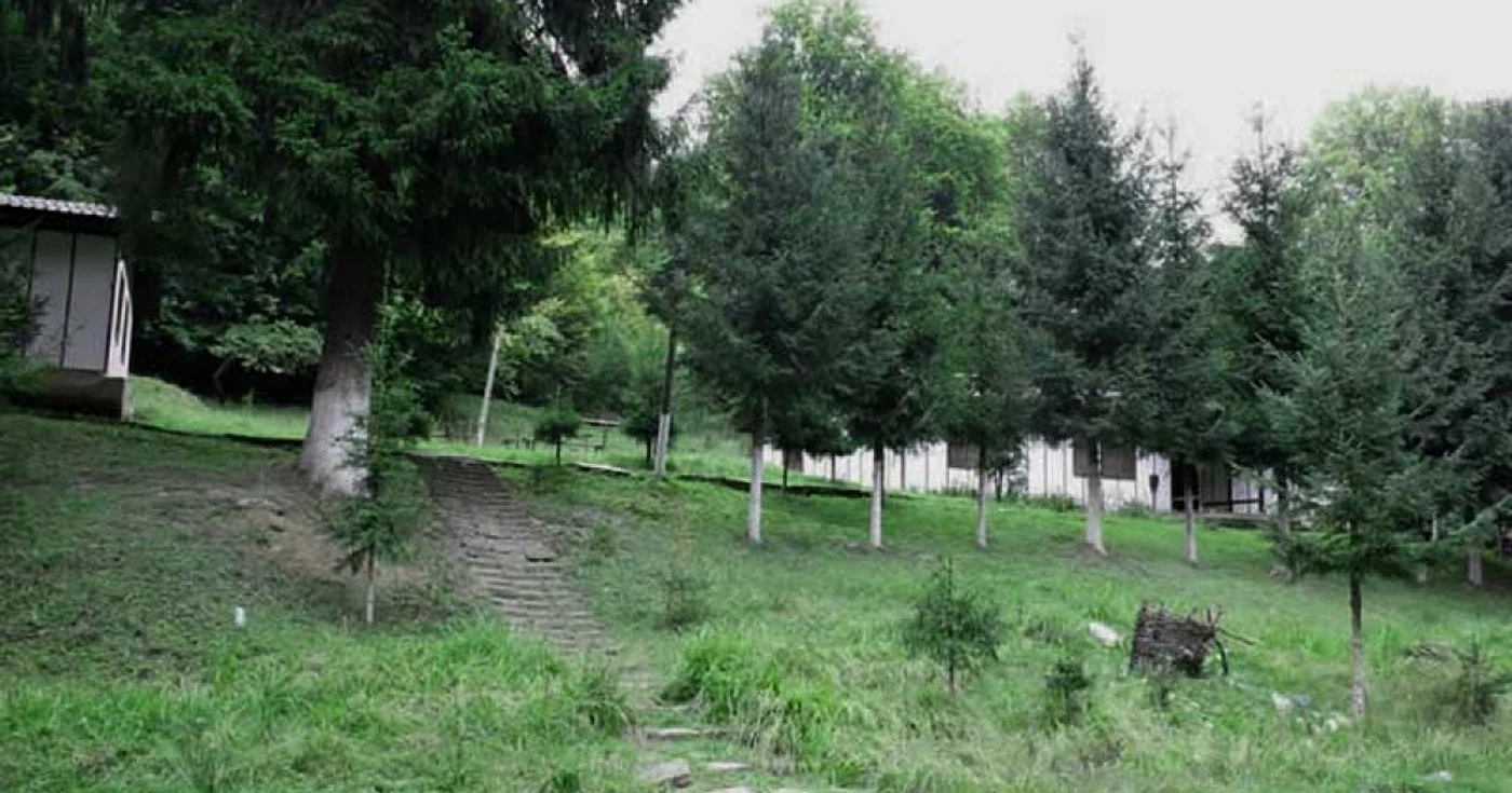 La Puturoasa funcţiona, pe vremuri, şi o tabără şcolară, acum şi ea în paragină. Foto: oas.ro
