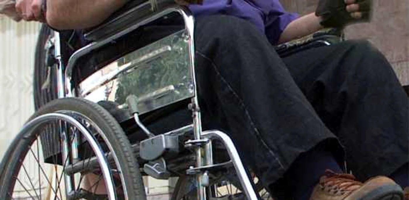 Persoanele cu handicap ar putea rămâne fără însoţitori