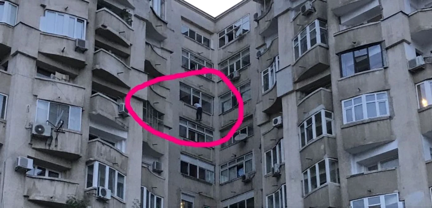 Bărbatul a ieşit în afara balconului FOTO Reddit