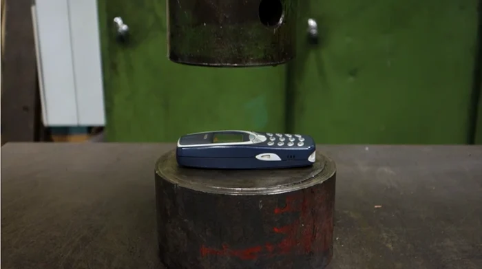 A fost testată rezistența unui Nokia 3310 sub o presă hidraulicăFoto Youtube