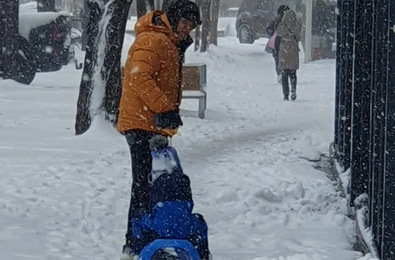 Prima zăpadă adevărată din ultimii ani,  bucuria copiilor din București