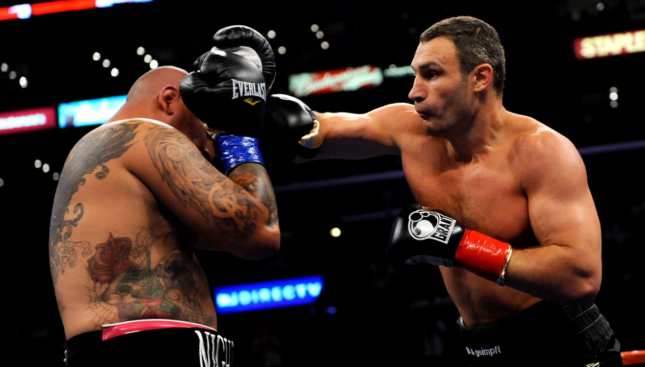 
    Vitali Klitschko păstrează centura WBC, după ce îl învinge prin TKO pe Cristobal Arreola - foto 2  