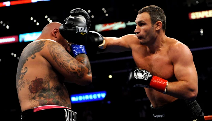 
    Vitali Klitschko păstrează centura WBC, după ce îl învinge prin TKO pe Cristobal Arreola - foto 2  