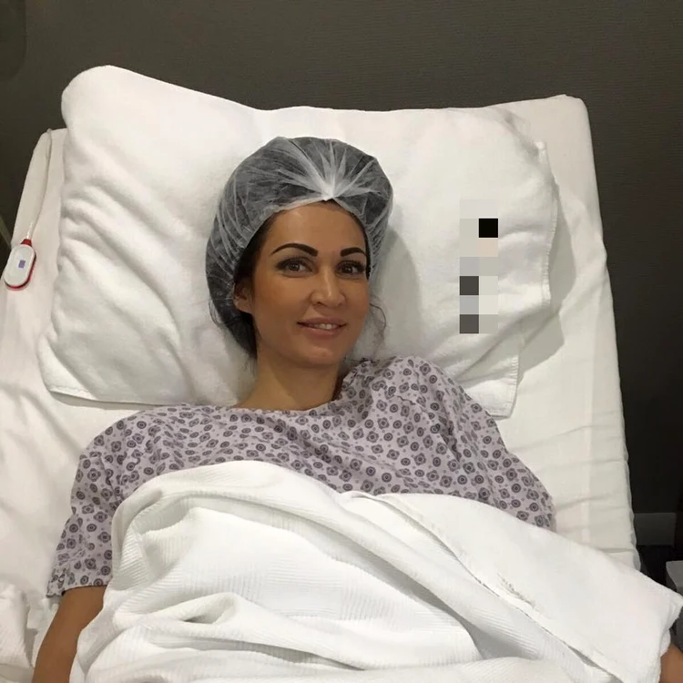 Nicoleta Luciu (35 de ani) s-a fotografiat pe masa de operație