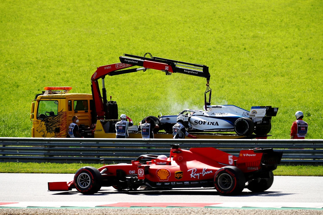 
    Mașina lui George Russell e evacuată de pe circuitFoto: Guliver / GettyImages  