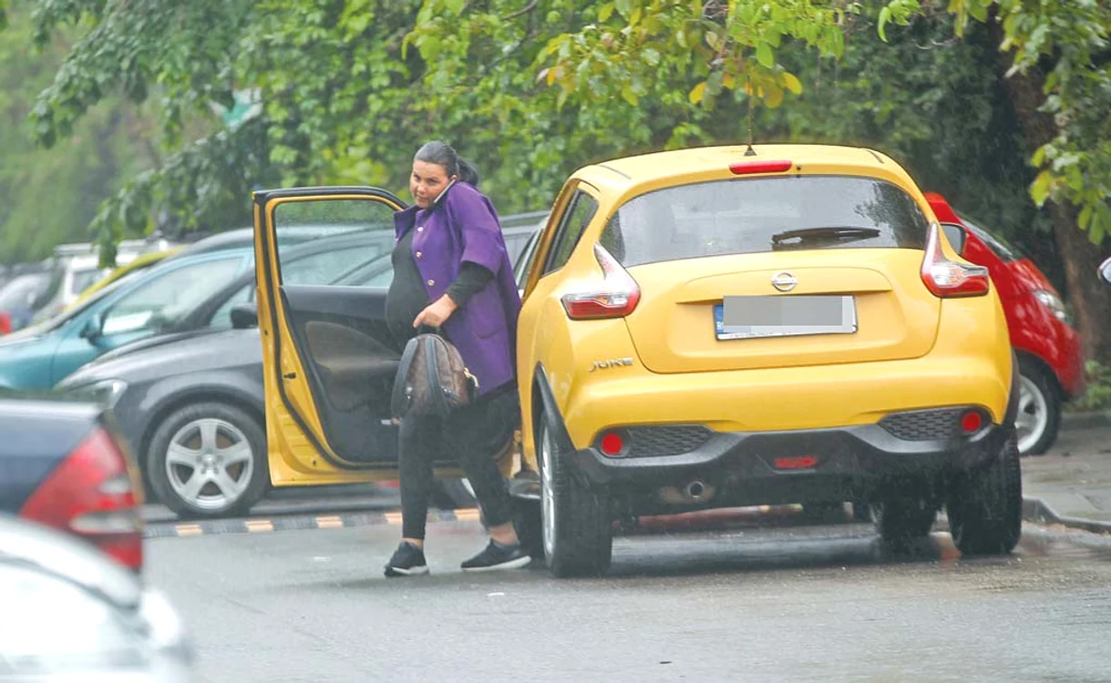 Deși are o sarcină avansată, Lavinia își conduce singură automobilul