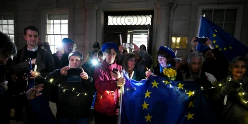 Susţinătorii Pro UE ţin lumânări în timpul unui moment de reculegere în faţa Comisiei Europene din Londra ;area Britanie. FOTO EPA-EFE