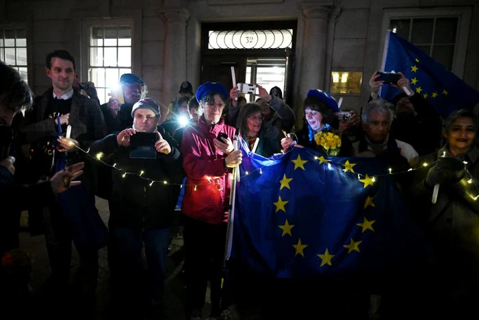 Susţinătorii Pro UE ţin lumânări în timpul unui moment de reculegere în faţa Comisiei Europene din Londra ;area Britanie. FOTO EPA-EFE