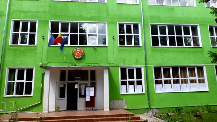 Rezultatele la examenul de definitivat au fost afişate la centrul de examen FOTO CRISTIAN FRANŢ