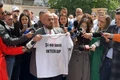 Cristian Popescu Piedone afișând tricoul cu mesajul „Și eu sunt interlop” png