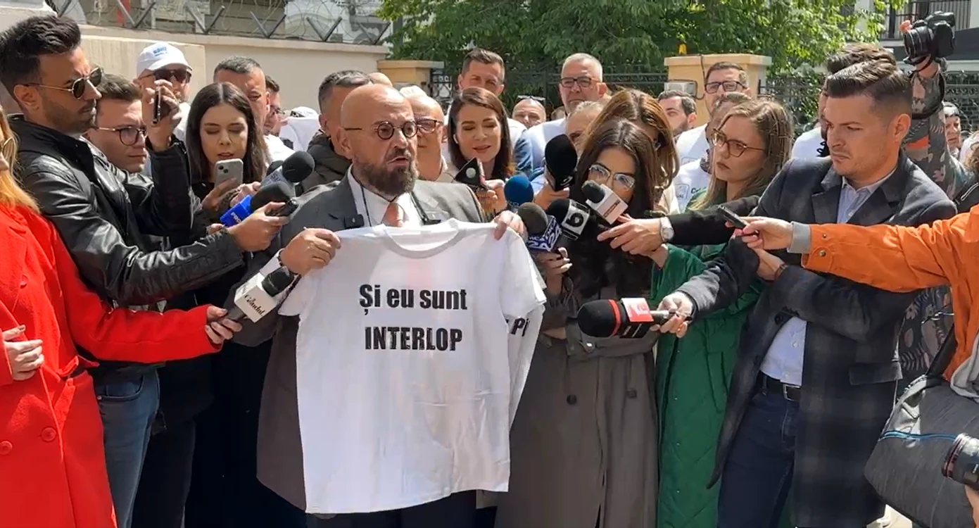 Piedone, afişând tricoul cu mesajul "Şi eu sunt interlop"
