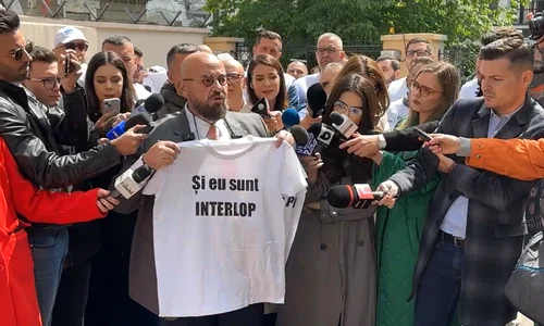 Cristian Popescu Piedone afișând tricoul cu mesajul „Și eu sunt interlop” png