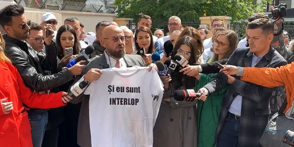 Cristian Popescu Piedone afișând tricoul cu mesajul „Și eu sunt interlop” png