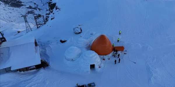 Baloane cu presiune pentru construirea Hotelului de Gheață - încercări Foto YouTube