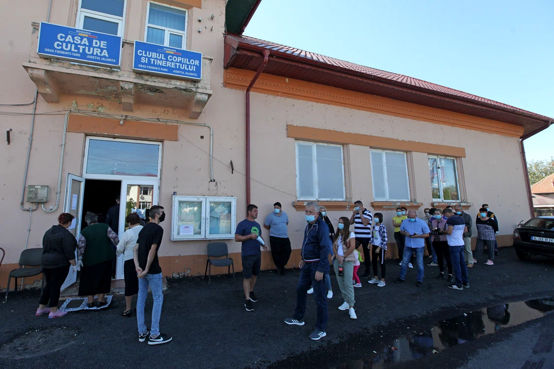 Localnicii  s-au înghesuit să  pună ștampila 