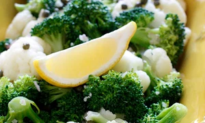 Salata cu broccoli, conopida si capere jpeg
