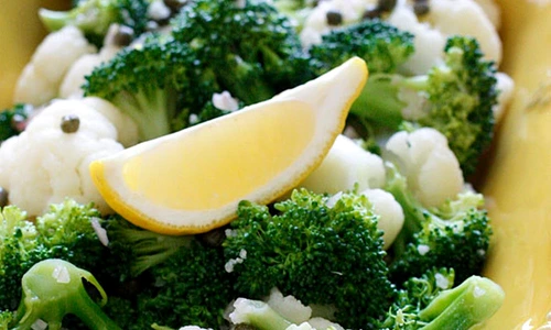 Salata cu broccoli, conopida si capere jpeg