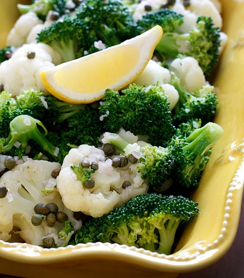 Salata cu broccoli, conopida si capere jpeg