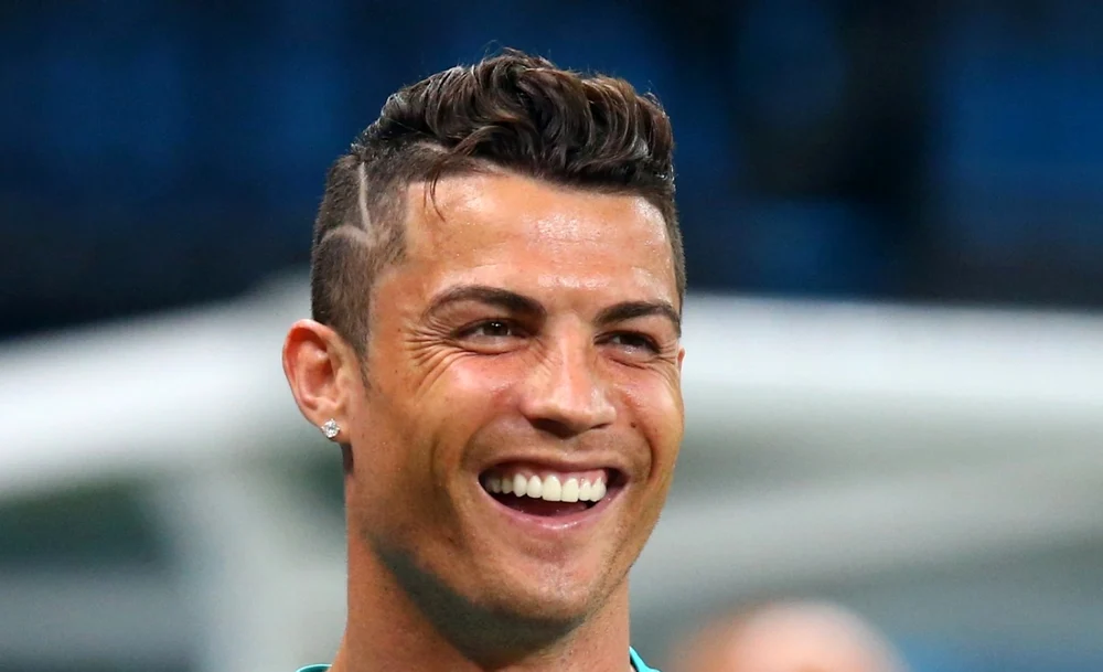 Cristiano Ronaldo ia un munte de bani la arabi