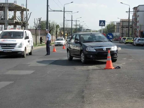 Maşina a oprit la câţiva metri de trecerea de pietoni FOTO