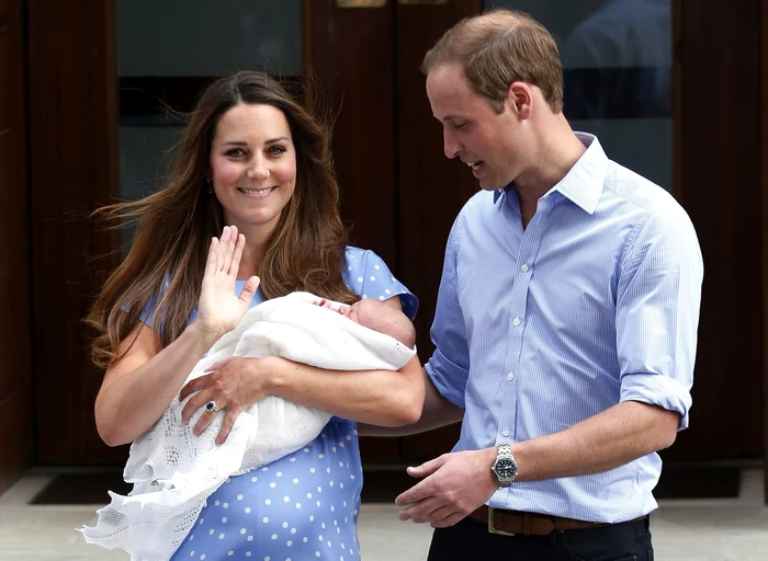 Kate Middleton şi Prinţul William împreună cu fiul lor, după externarea din spital. FOTO: Reuters