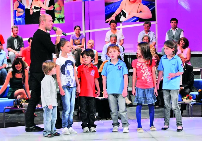 “Miţă” de la Bere Gratis a cântat cu cei mici. Băieţelul în tricou roşu e fiul lui Dan Bittman