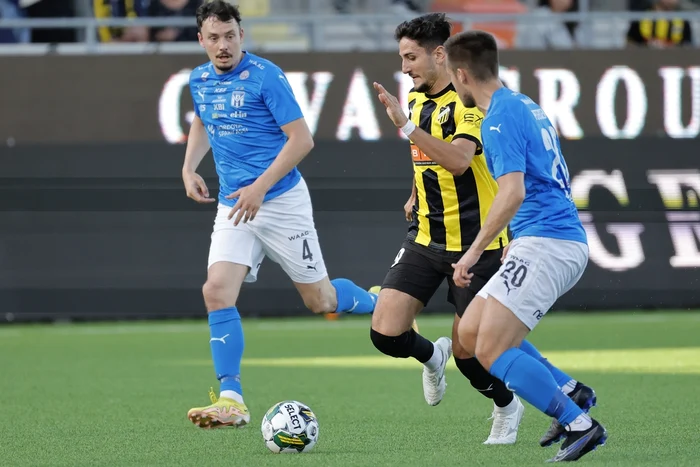 Fotbaliștii lui KÍ Klaksvík (în albastru) sunt jucători de ocazie (FOTO: EPA)