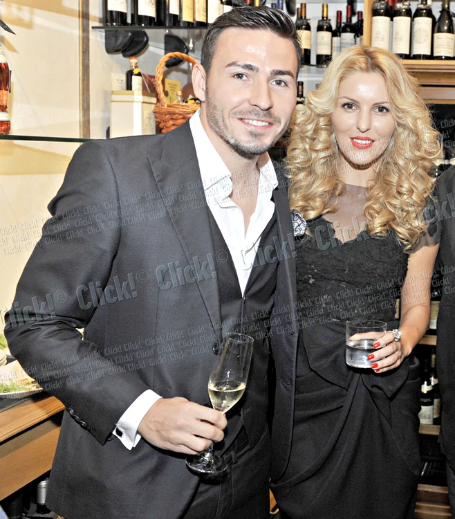 Adrian Cristea, alături de fosta lui iubită, Denisa Nechifor, la lansarea băuturii Champagne Comte de Montagne, a cărui imagine este
