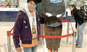 Ion o ascultă cu interes  pe Ancuţa, care vorbeşte  atât în română, cât şi în engleză (Fotografii: Sever Gheorghe) jpeg