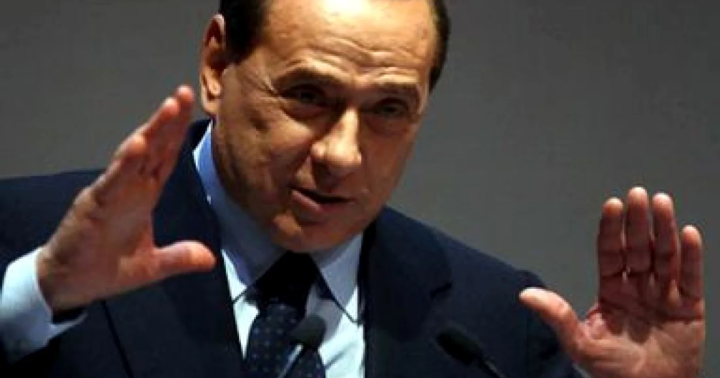 Silvio Berlusconi a făcut-o pe DJ-ul la Radio Gioventu